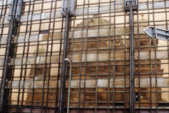 zelfde plaatje, november 2003. er is weinig over van het palast der republik, ontdaan van de natuursteen buiten en de asbest binnen...