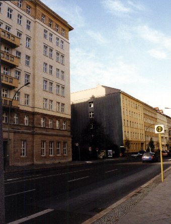contrast tussen 'gewone' straatwand en monumentale bouw karl marx allee